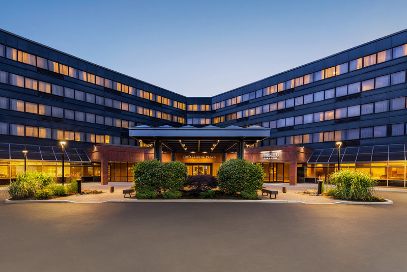 Crowne Plaza Edison 50/51
