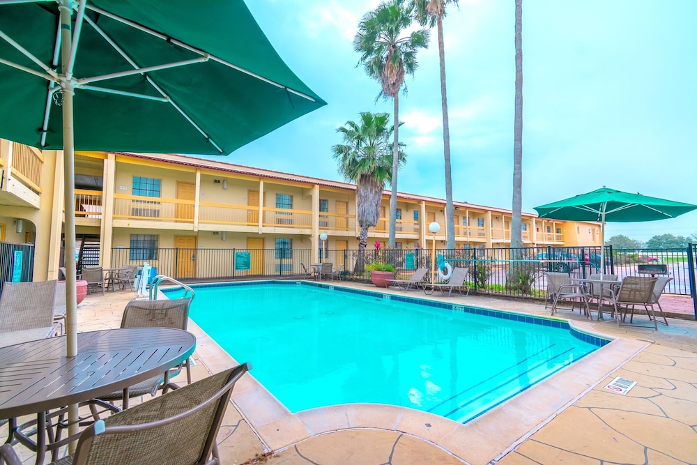 La Quinta Inn Clute Lake Jackson 8/36