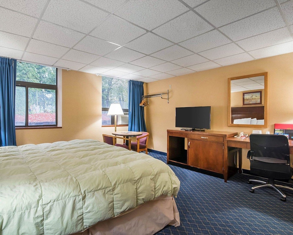 Econo Lodge Manchester, NH 15/28