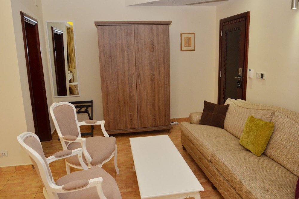 Particular Destiny Suites 30/50