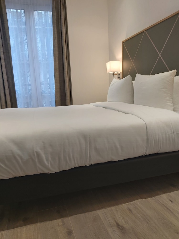 HOTEL B SQUARE 36/83
