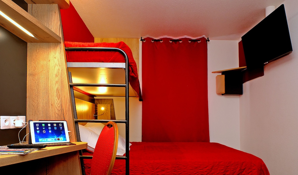 In Hotel 12/54