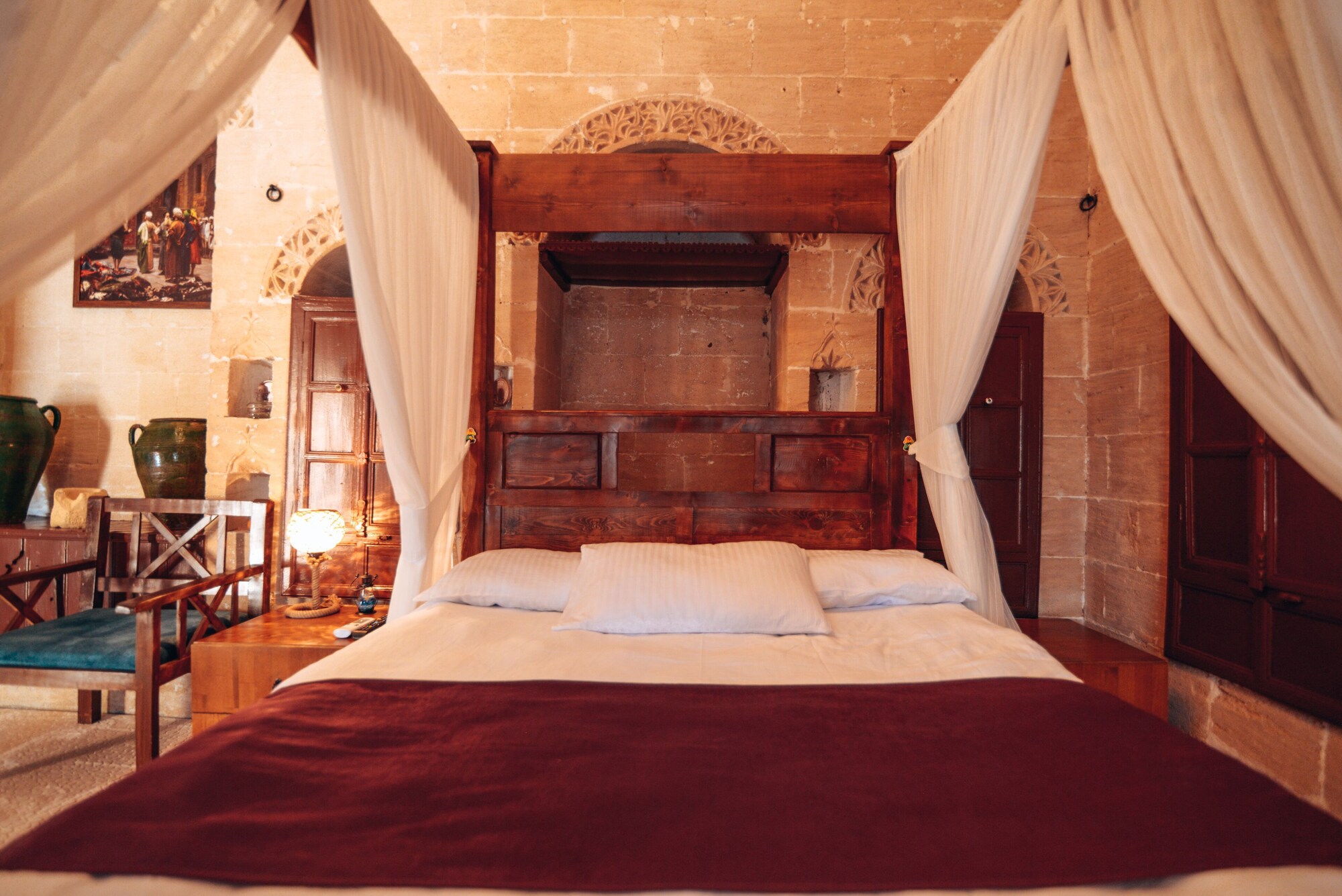غرفة فاخرة بسرير كوين
