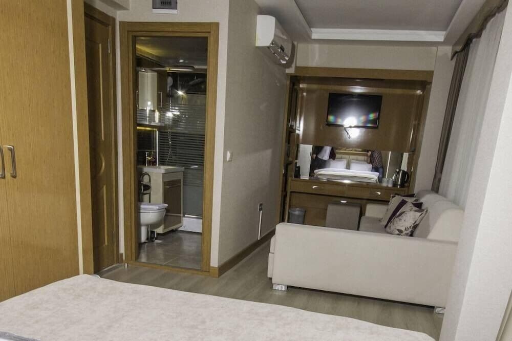 DE MAISON AIRPORT HOTEL 61/63