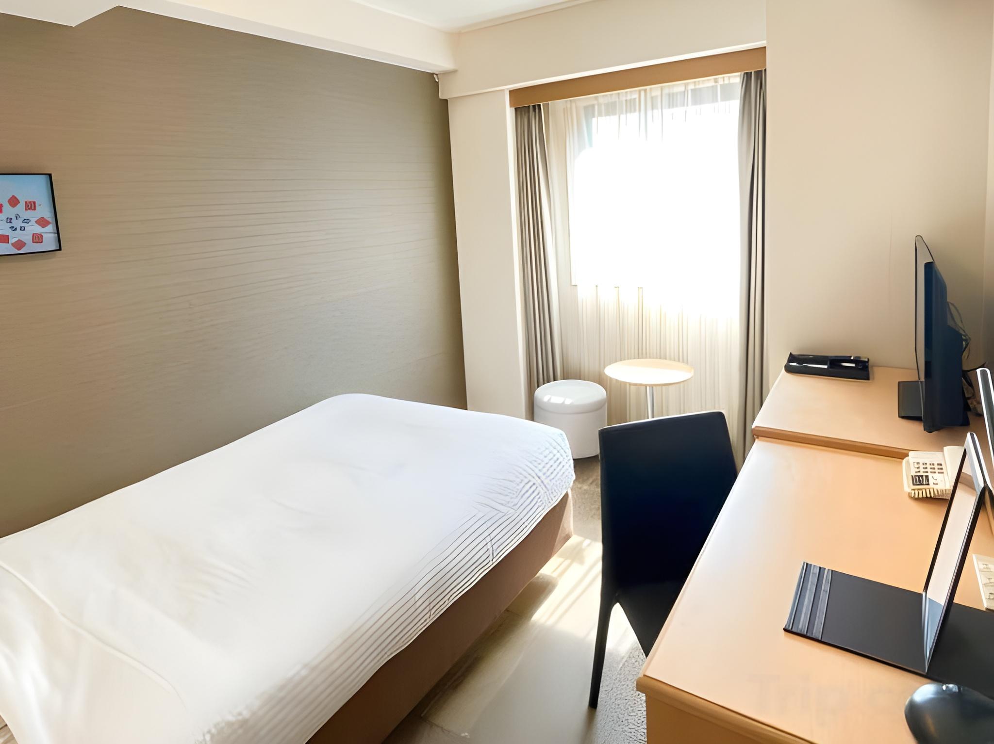 Semi Room, Single