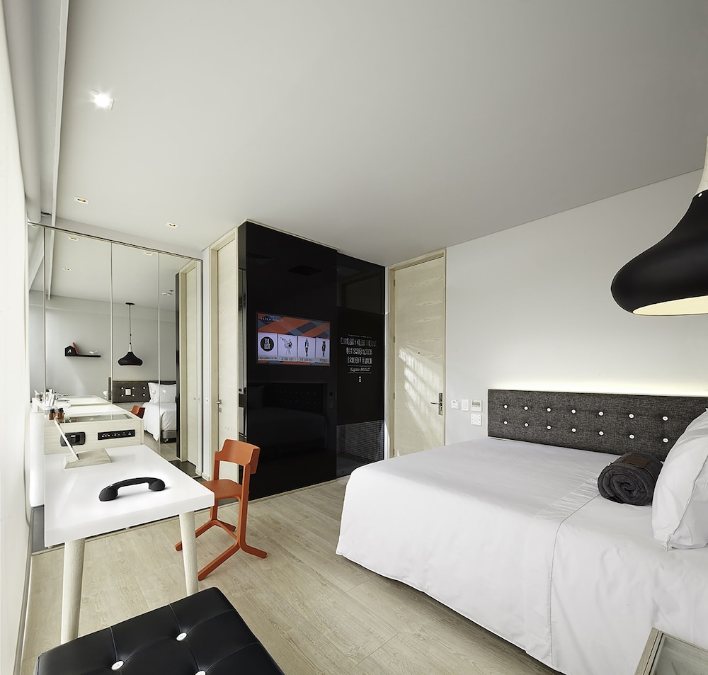 The Click Clack Hotel 12/64