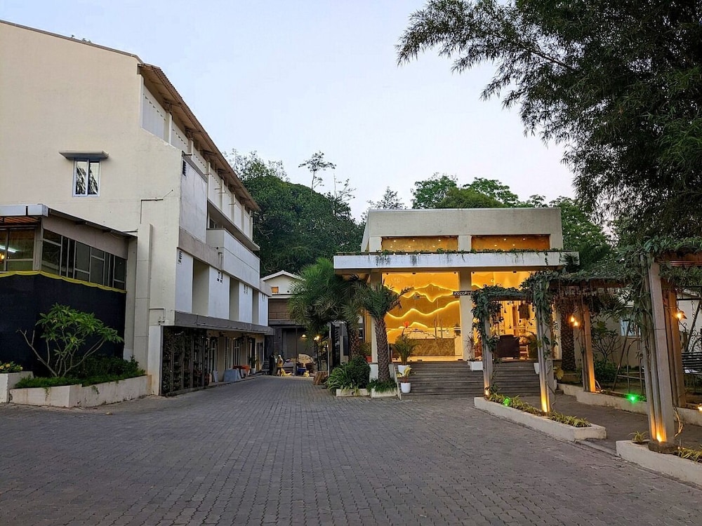 TGI STAR Holidays Yercaud 40/48