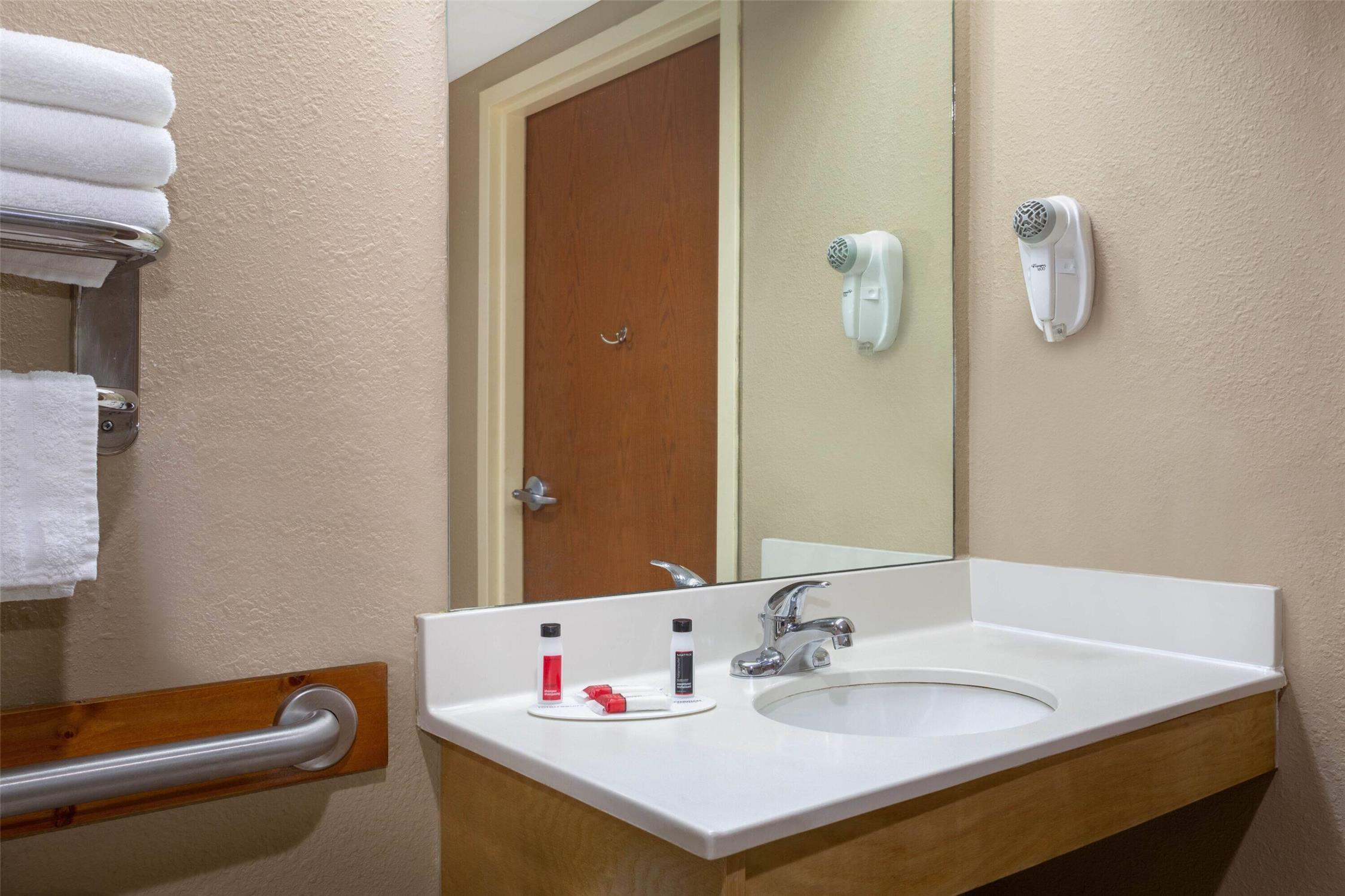 Days Inn & Suites by Wyndham Cuba 13/16