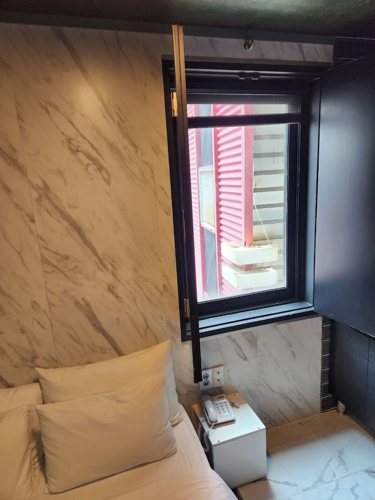 Y HOTEL 15/24