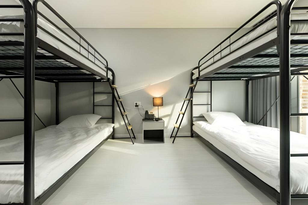 Bunker, Twin Beds, 2 Bunk Beds