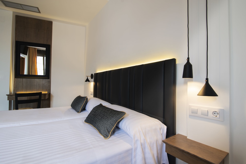 ROOM, SINGLE, DOUBLE BED