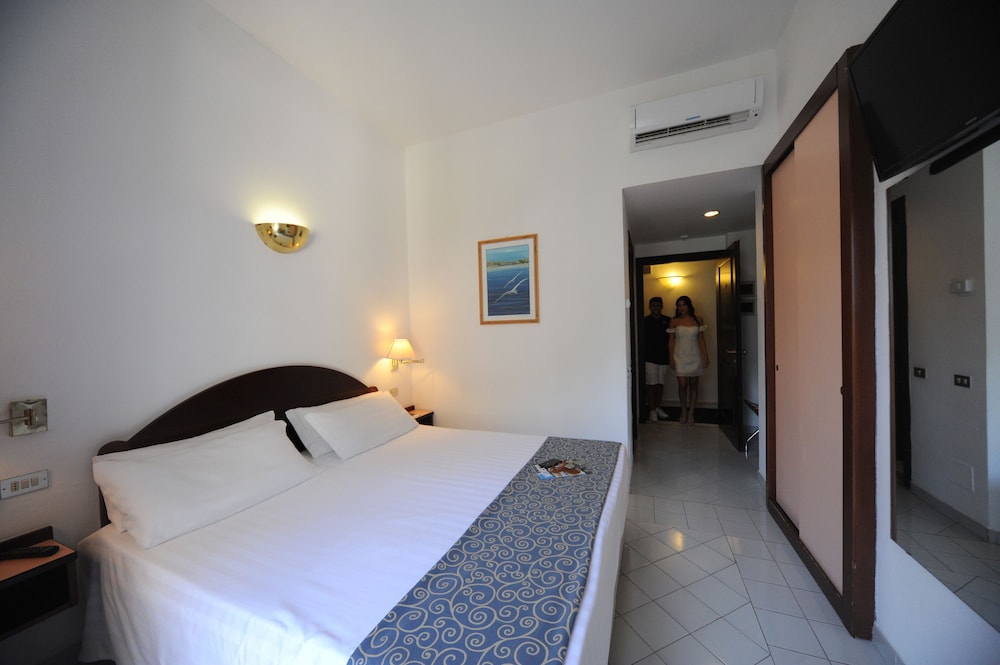 CLASSIC, DOUBLE BED, HILL OR INTERIOR VIEW