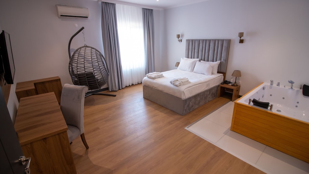 Lake Life Hotel 13/50