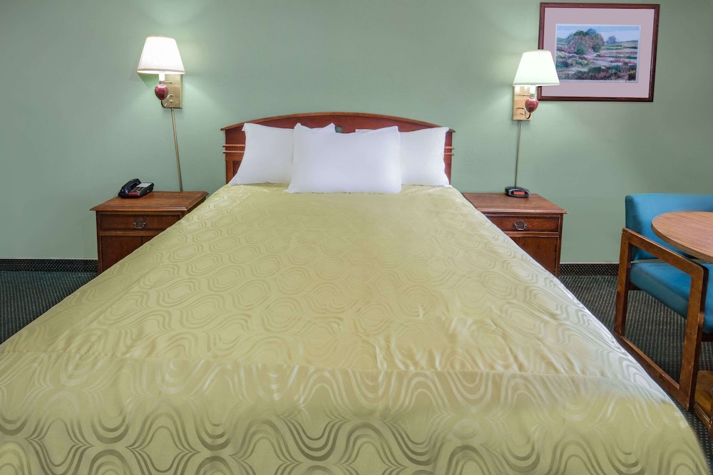 Days Inn by Wyndham Ontario Airport 10/23