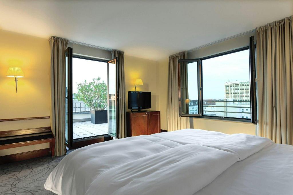 1 Bedroom, Penthouse Suite, King Bed, Castle View, Lounge Access
