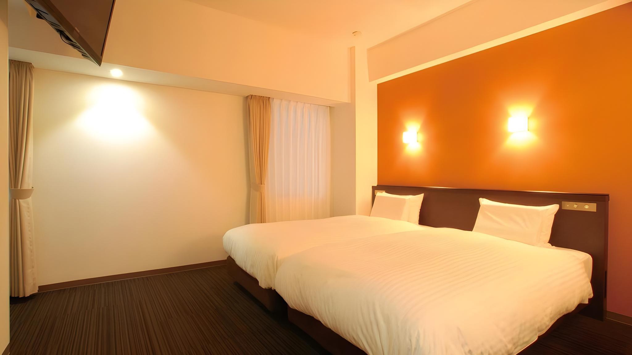 Universal, Twin Beds