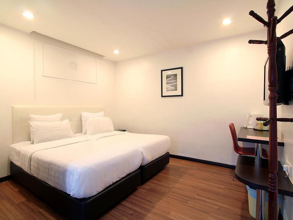 SUPERIOR, DOUBLE OR TWIN BED, NO WINDOW