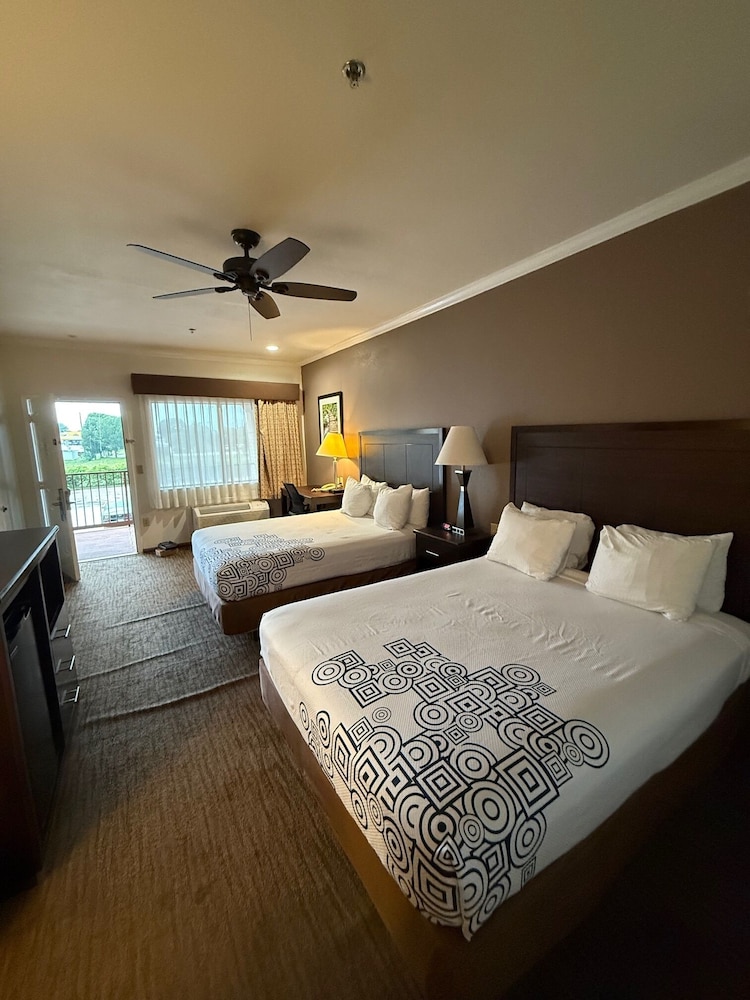 Days Inn by Wyndham Navasota 24/60