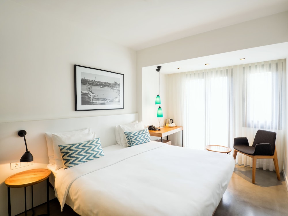 SUPERIOR, DOUBLE OR TWIN BED