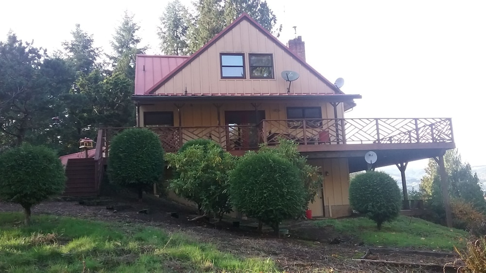 MapleRidge House: A BnB For All Seasons 1/50