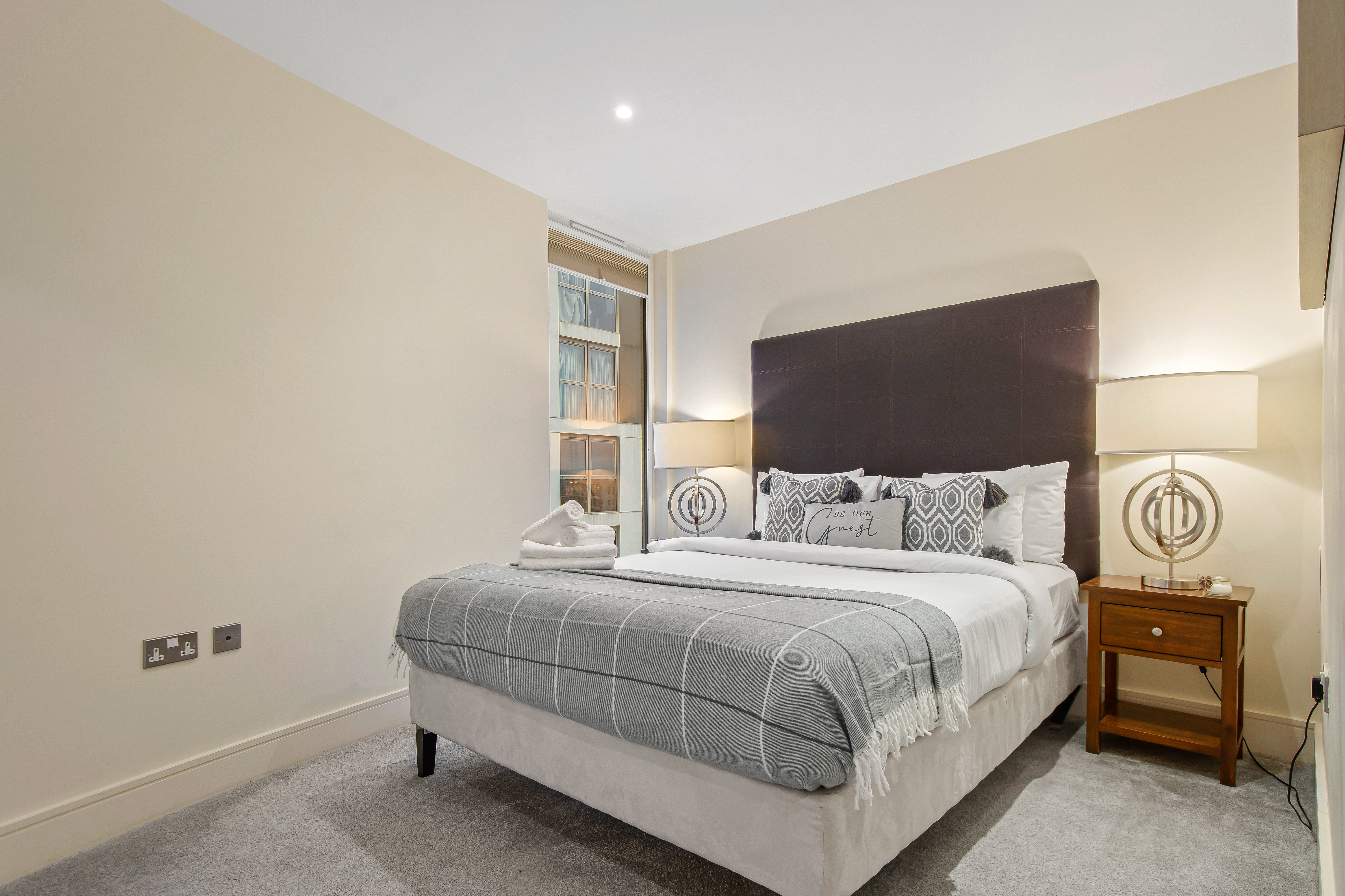 Luxurious Lanterns Court Two-Bedrooms Apartments 13/50