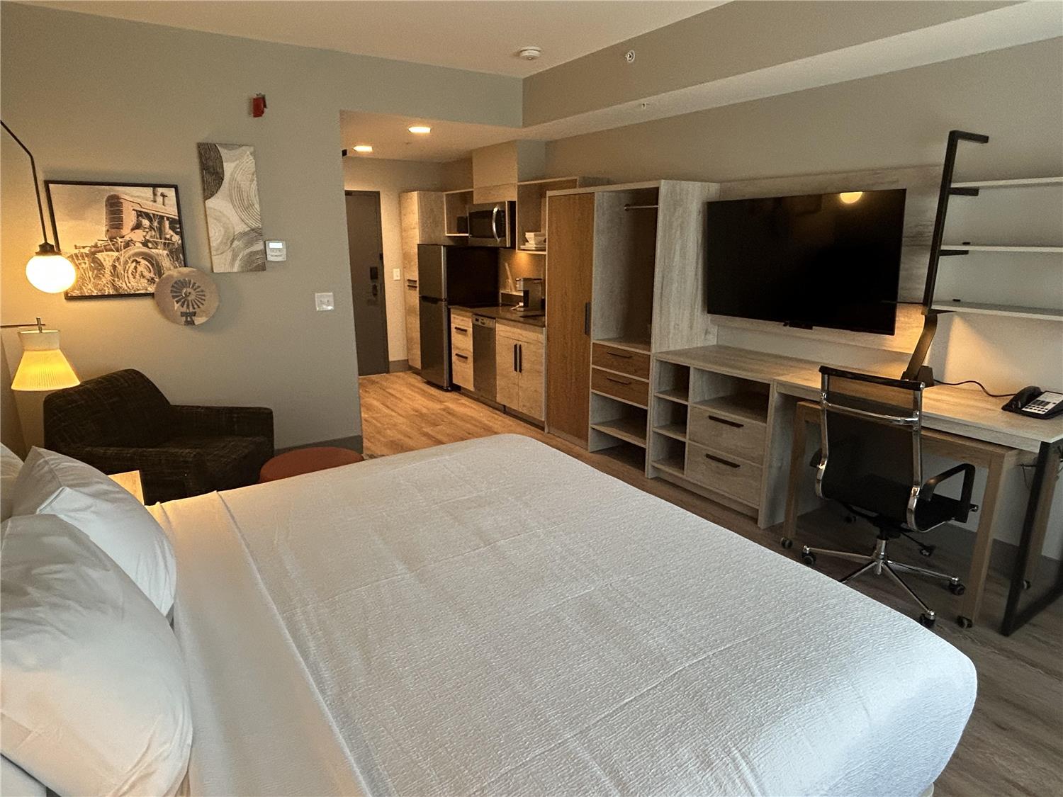 Room, King Bed, Kitchenette