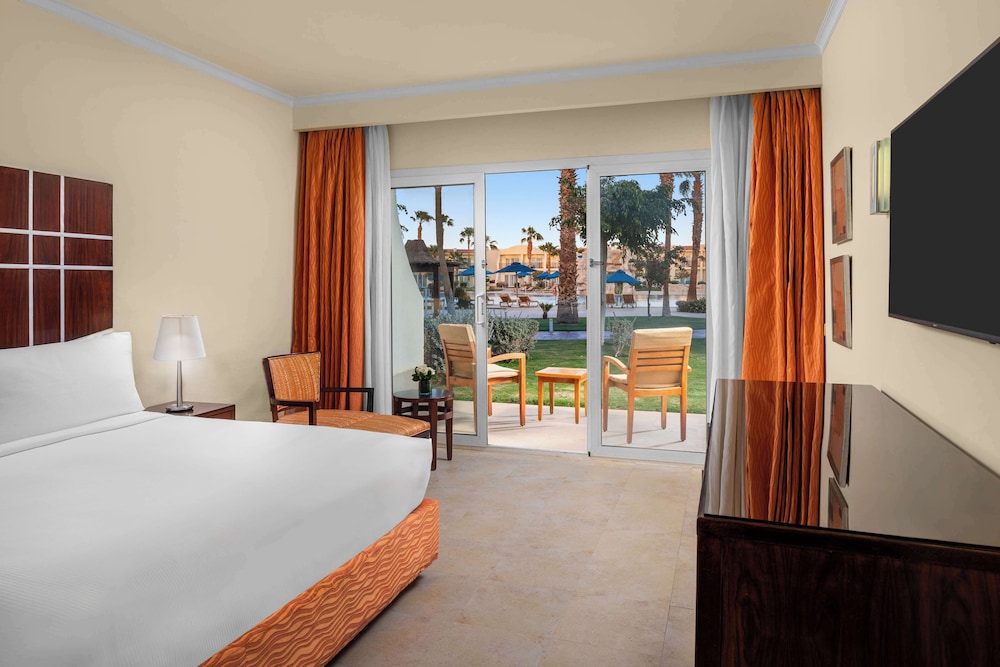 Diamond, Suite, King Bed, Mountain Side, Pool View