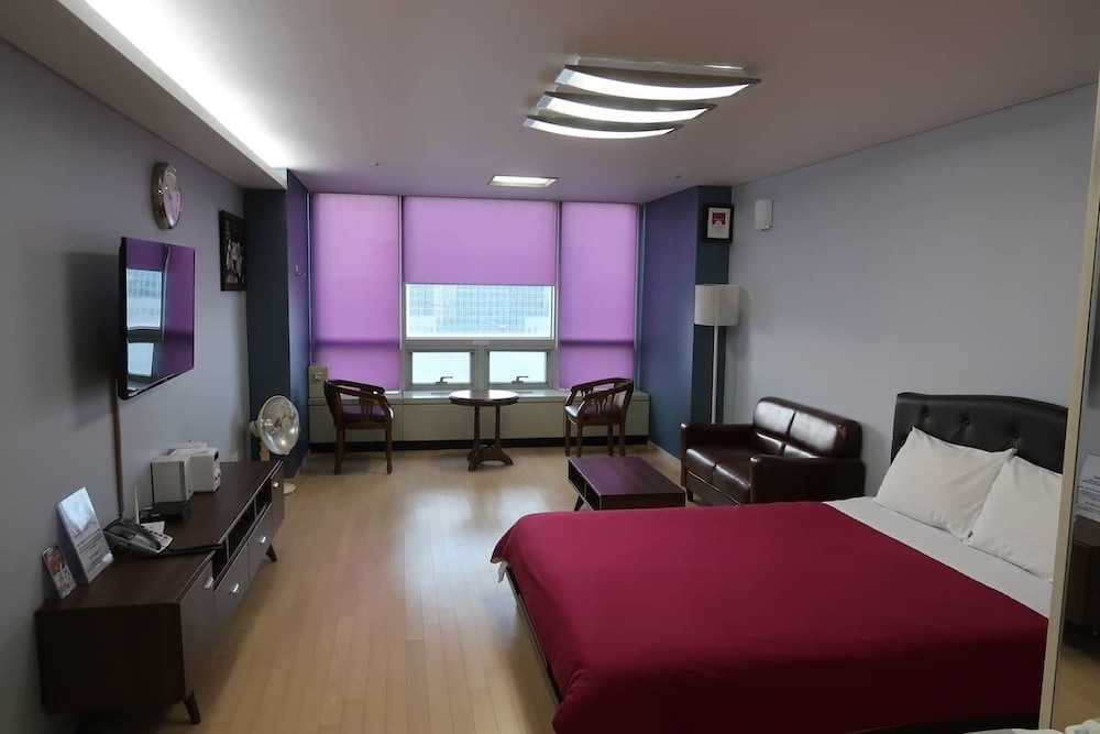 ROOM, DOUBLE BED