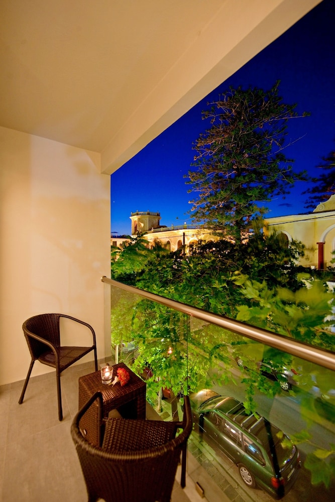 Oktober Downtown Boutique Hotel 46/50