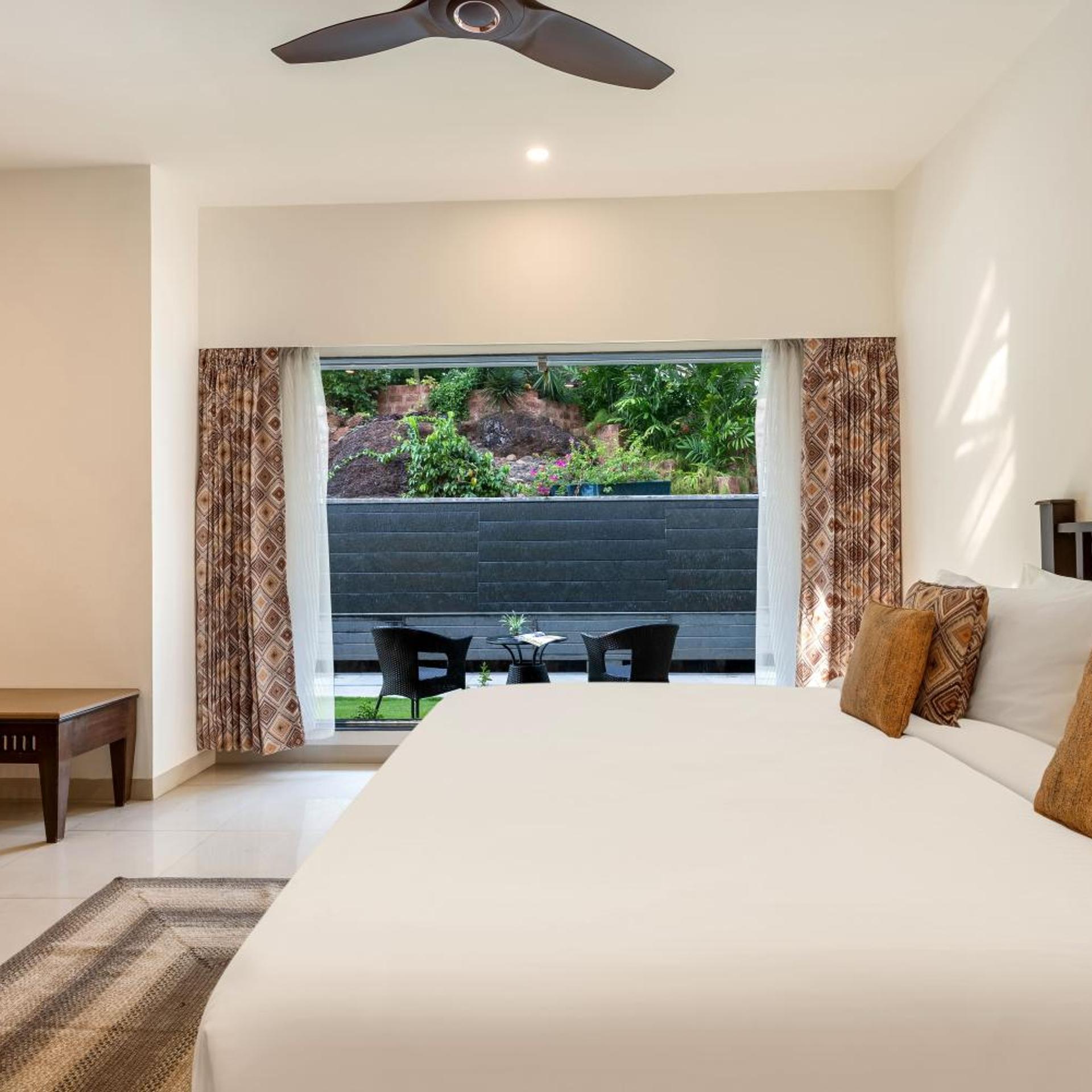 Deluxe, King Bed, Hill View