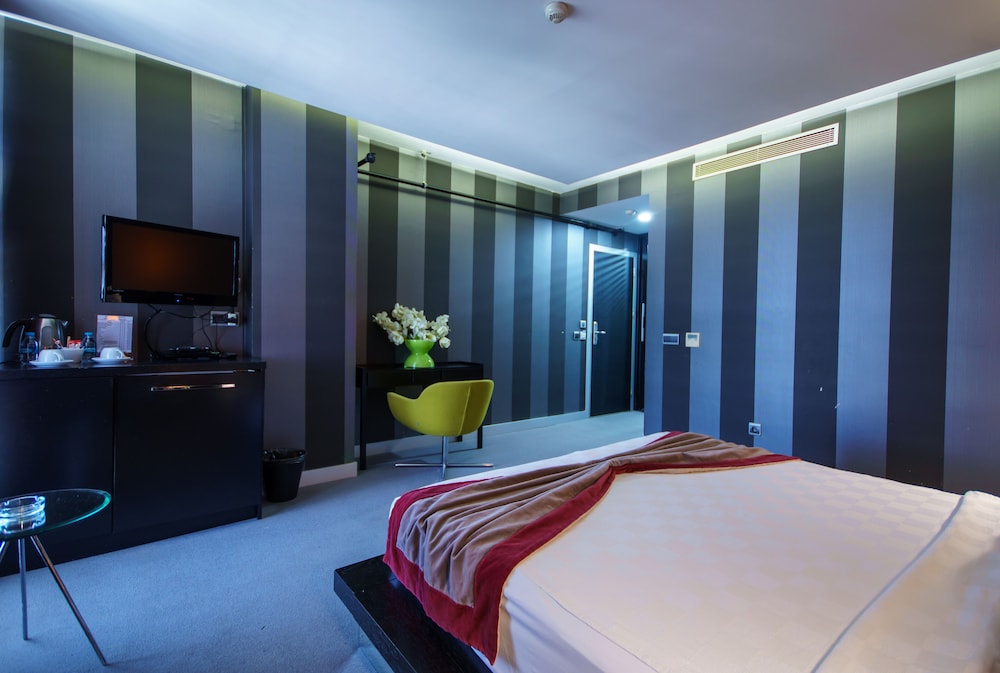 Vernazza Suites Hotel 10/19