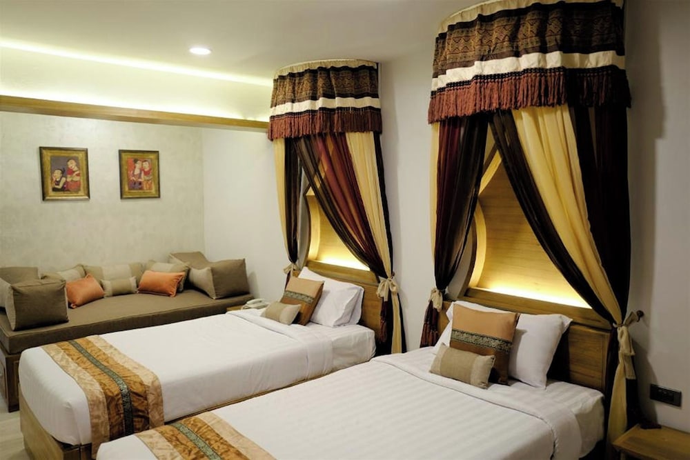 Deluxe, 1 Queen and 1 Single Bed