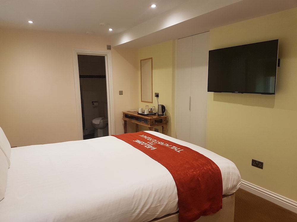 Basement, Double Bed