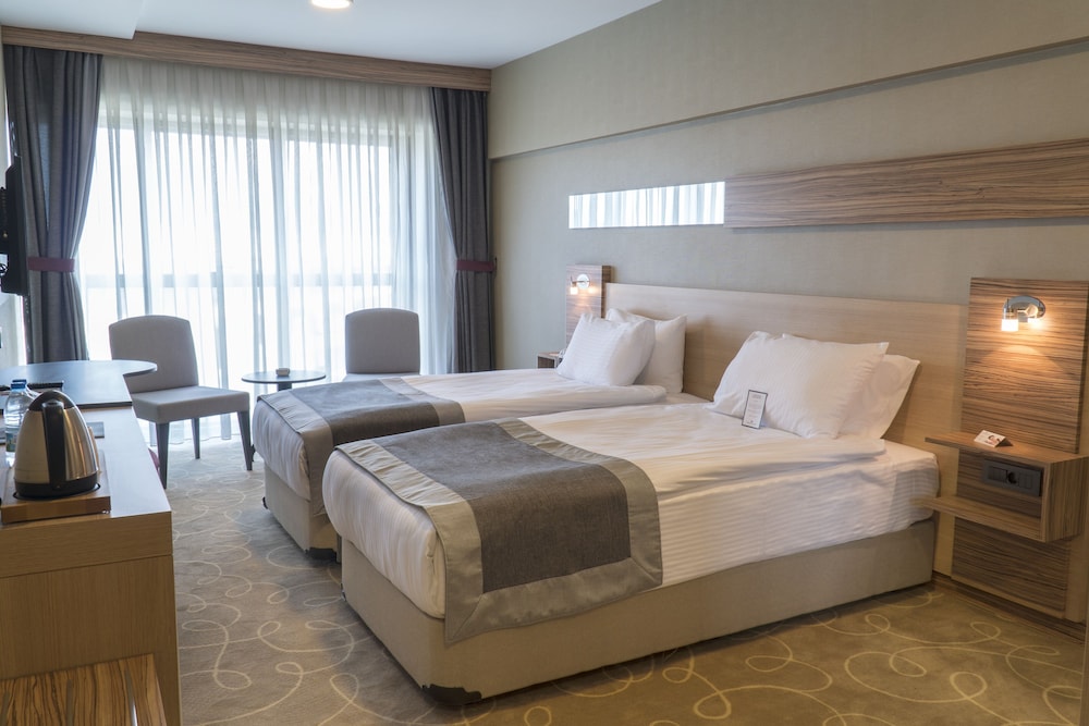 STANDARD, TWIN BEDS, CITY VIEW