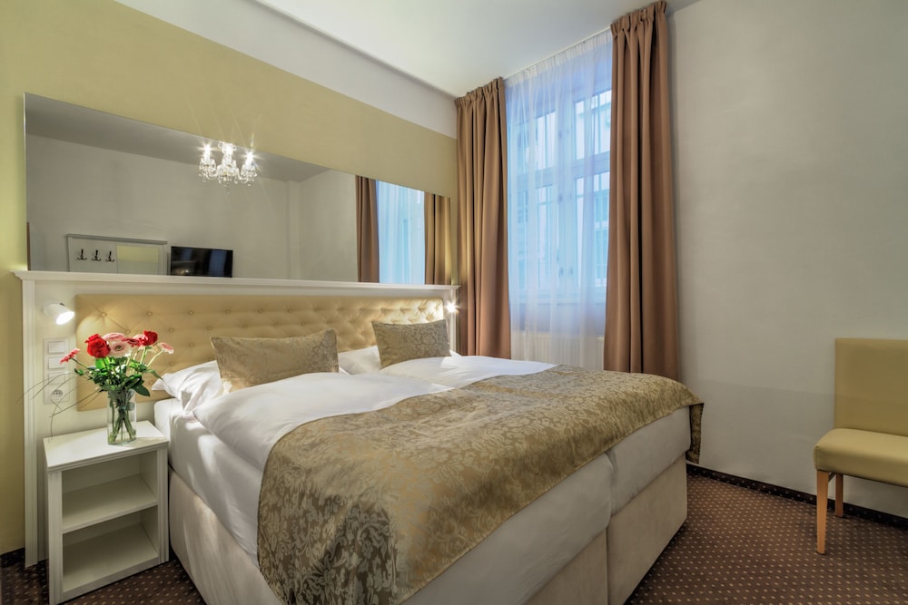 Taurus Hotel Prague 12/65