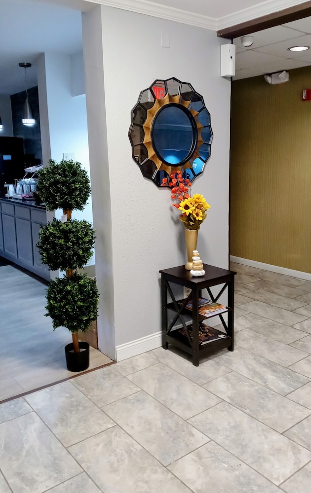 Clarion Pointe Evansville North 20/35