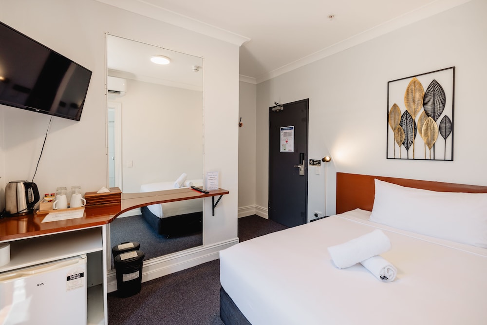 ROOM, DOUBLE BED, SHARED BATHROOM