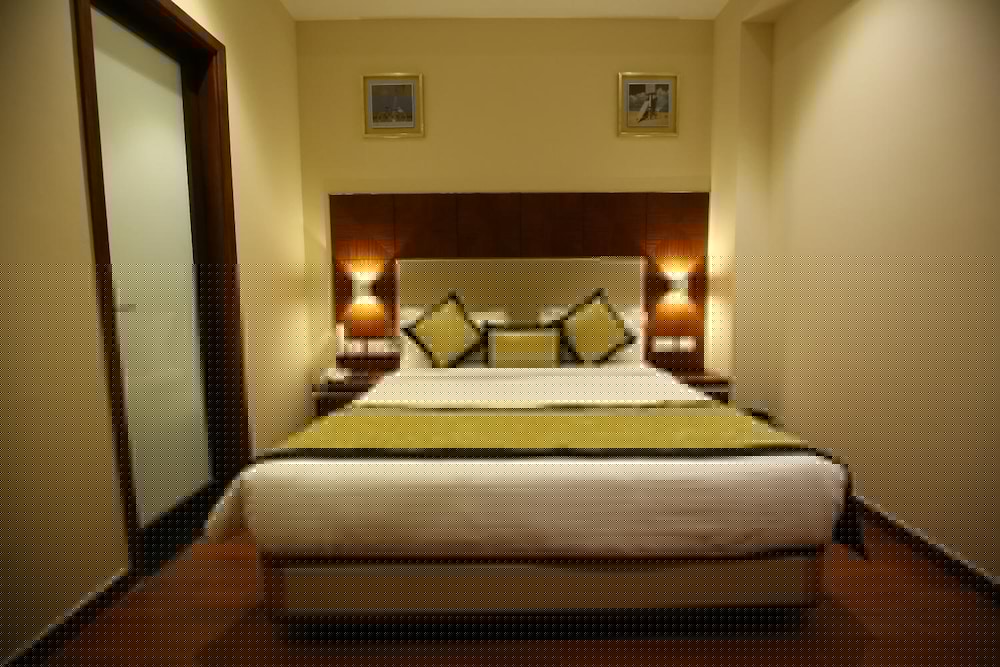 The Ic's Hotel 11/30
