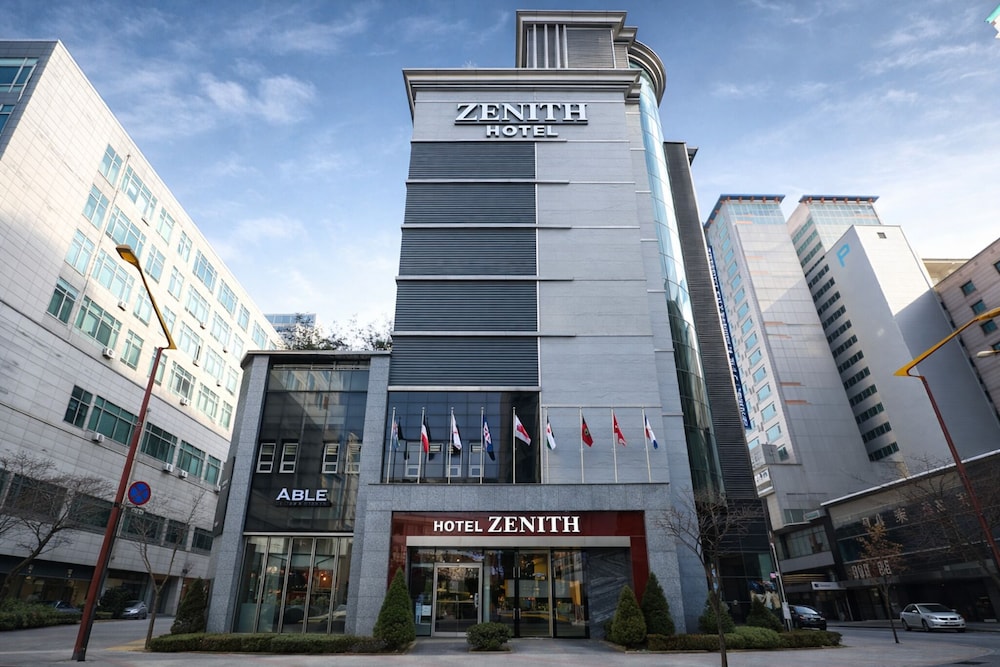 Zenith Hotel 5/63