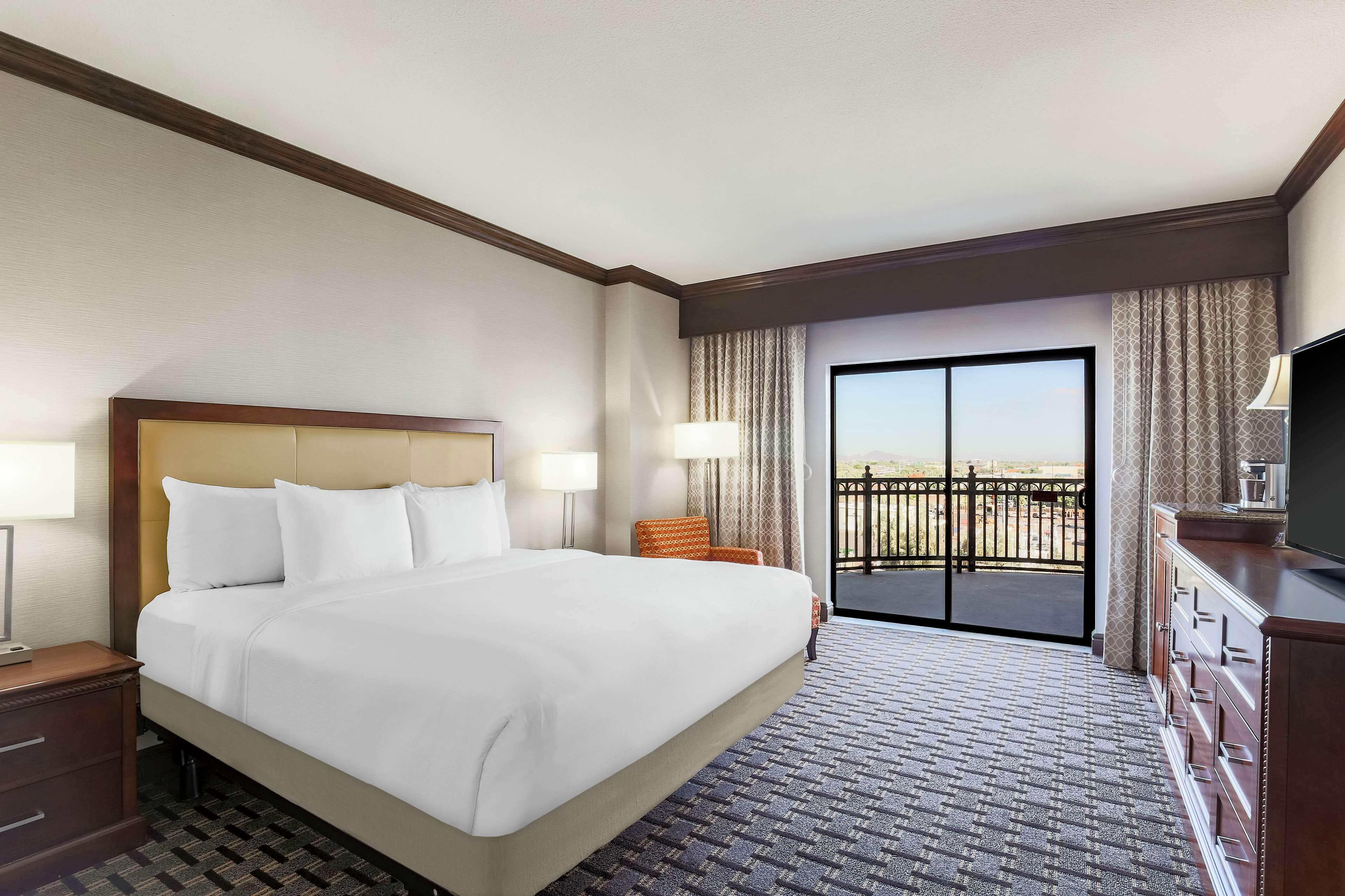 SUITE, KING BED, LIVING AREA