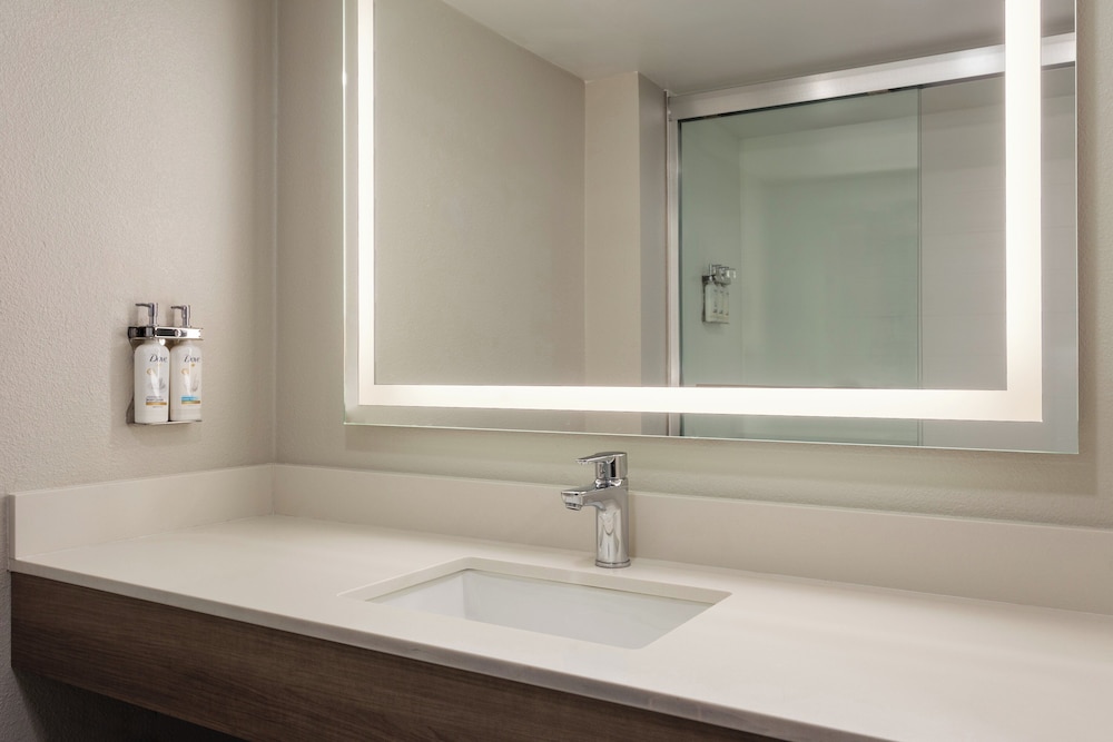 Holiday Inn Express Hotel Suites Tampa Rocky Point Island 66/71