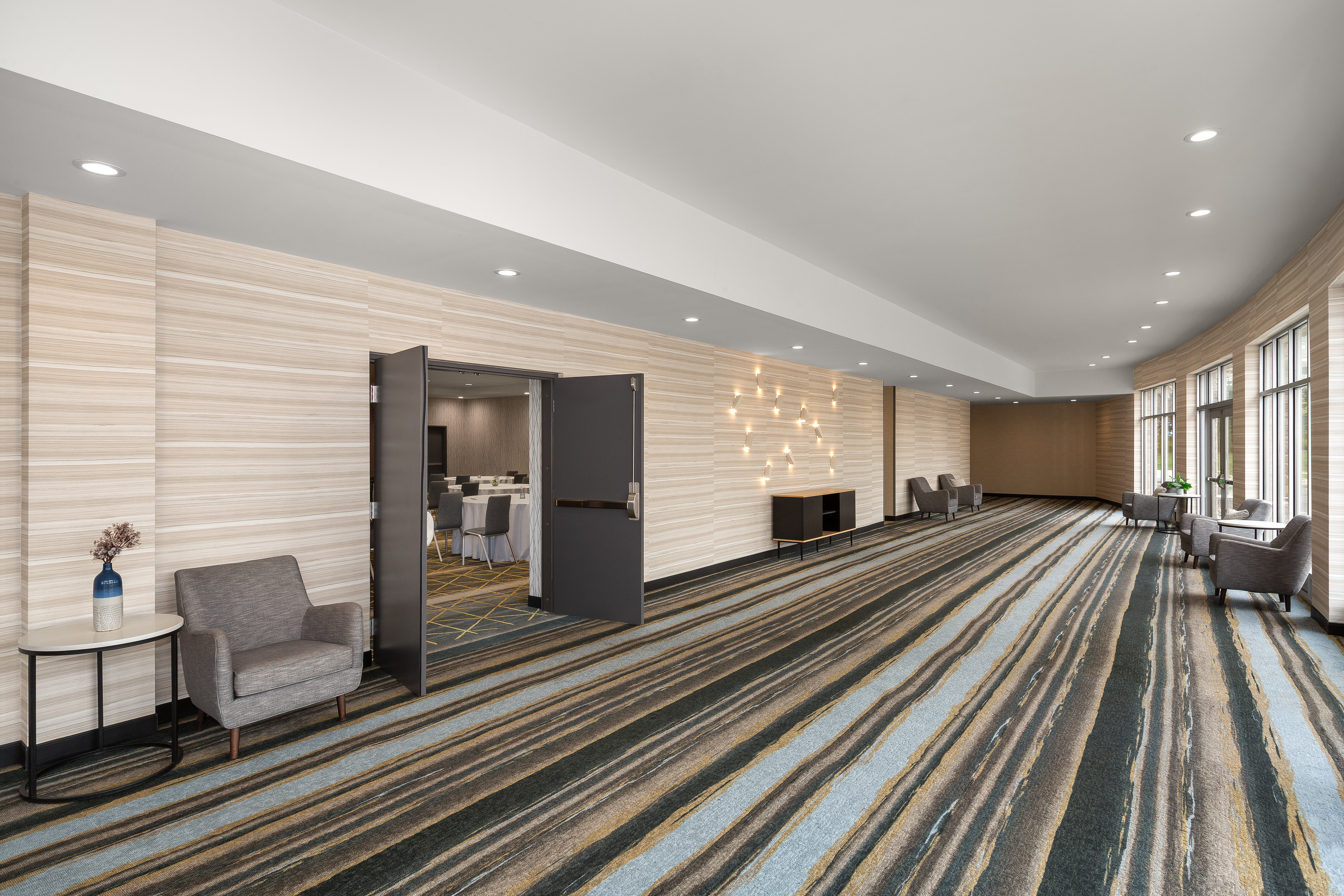 Holiday Inn & Suites Detroit - Troy, an IHG Hotel 11/50