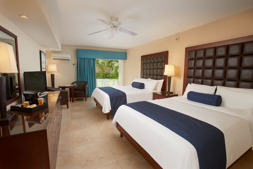 STANDARD, 2 QUEEN BEDS, BEACH SIDE