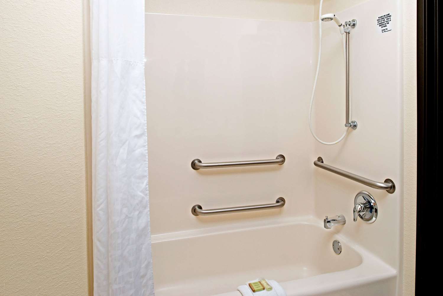 Super 8 by Wyndham Omaha Eppley Airport/Carter Lake 15/16
