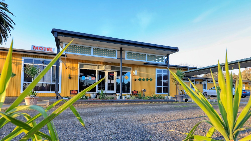 Bushmans Retreat Motor Inn 35/41