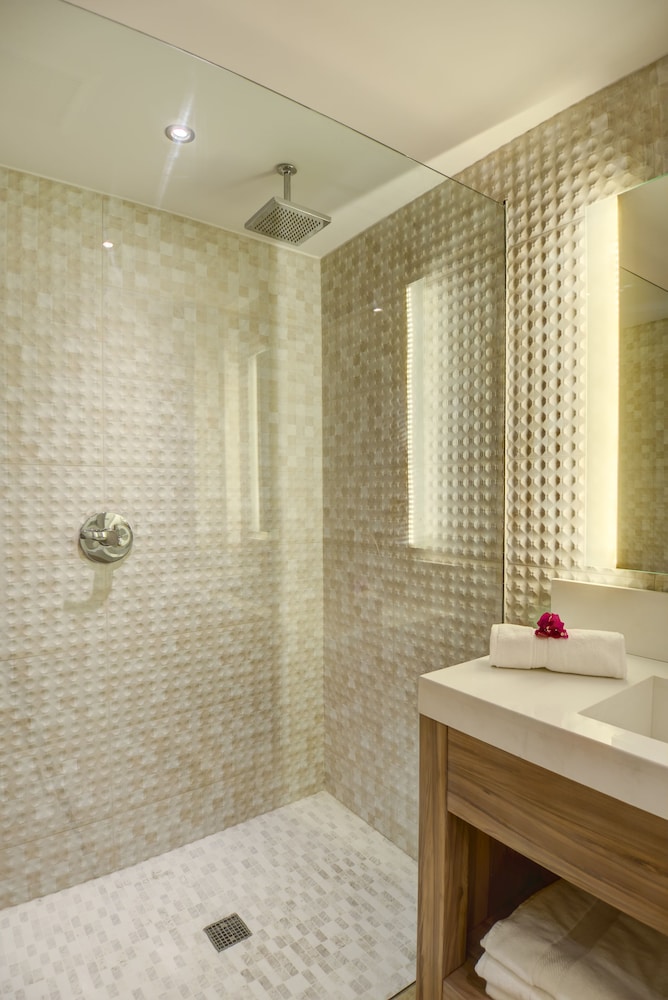 Hodges Bay Resort & Spa, an HQ Luxury Resort & Residences 65/67