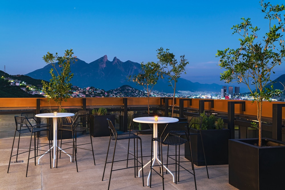 AC Hotel by Marriott Monterrey Valle 36/48