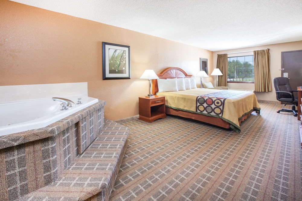 Super 8 By Wyndham Clinton 4/15