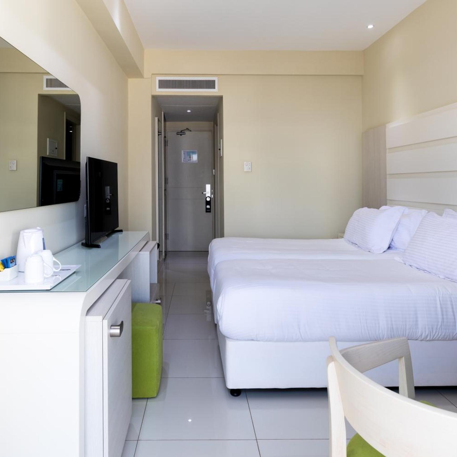 Room, Double or Twin Bed, Lateral Side Sea View