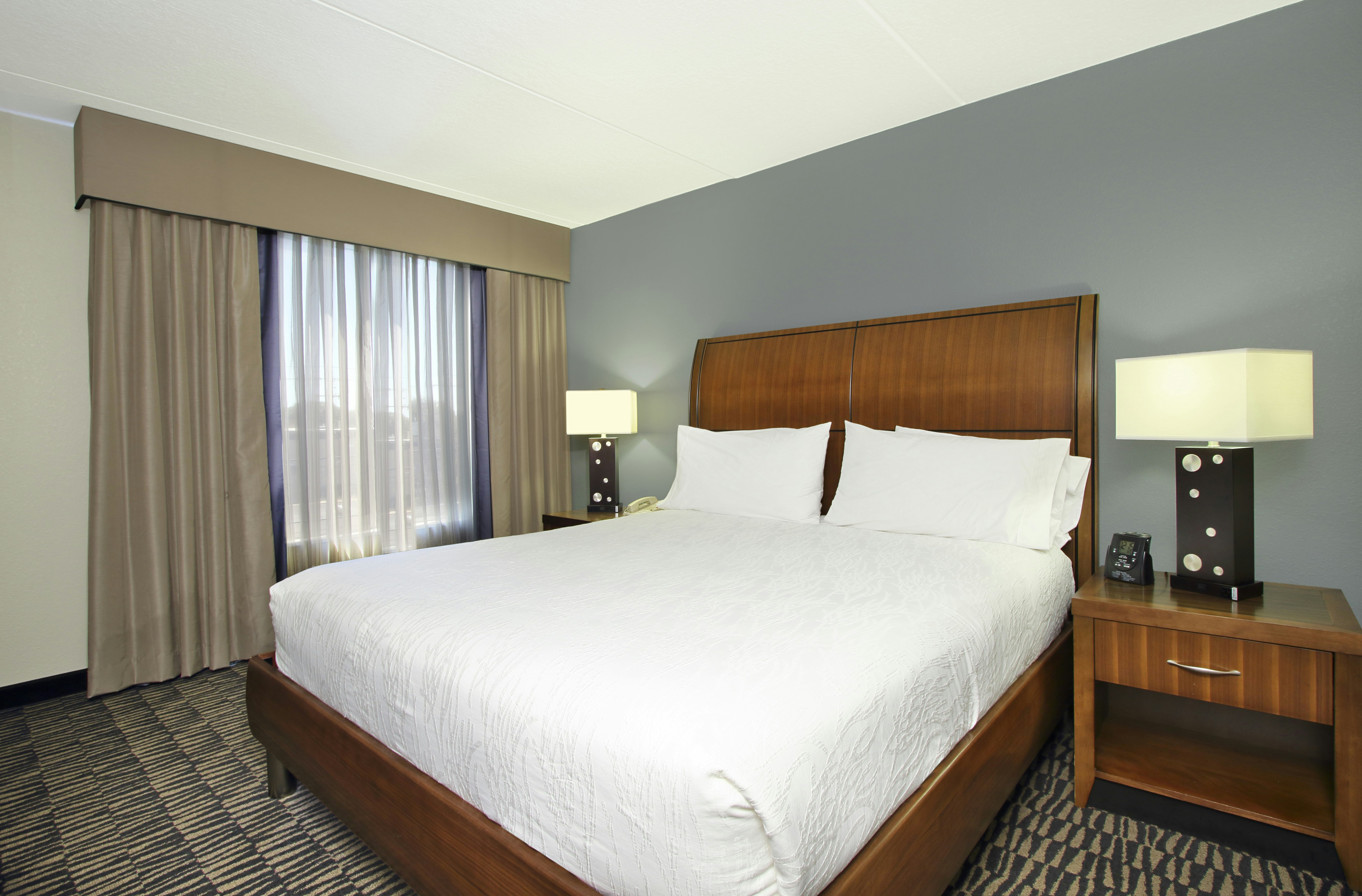 DELUXE, KING BED